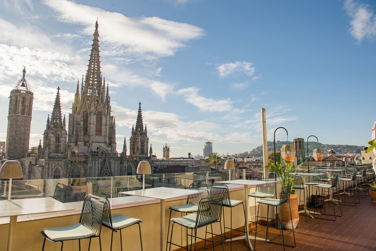Auf Augenhöhe mit der Catedral de Barcelona und als Aussichtsplattform über das gotische Viertel Barcelonas ist die Location der Terrasse L’Àtic des Lamaro Hotels ein Erlebnis für sich.  
