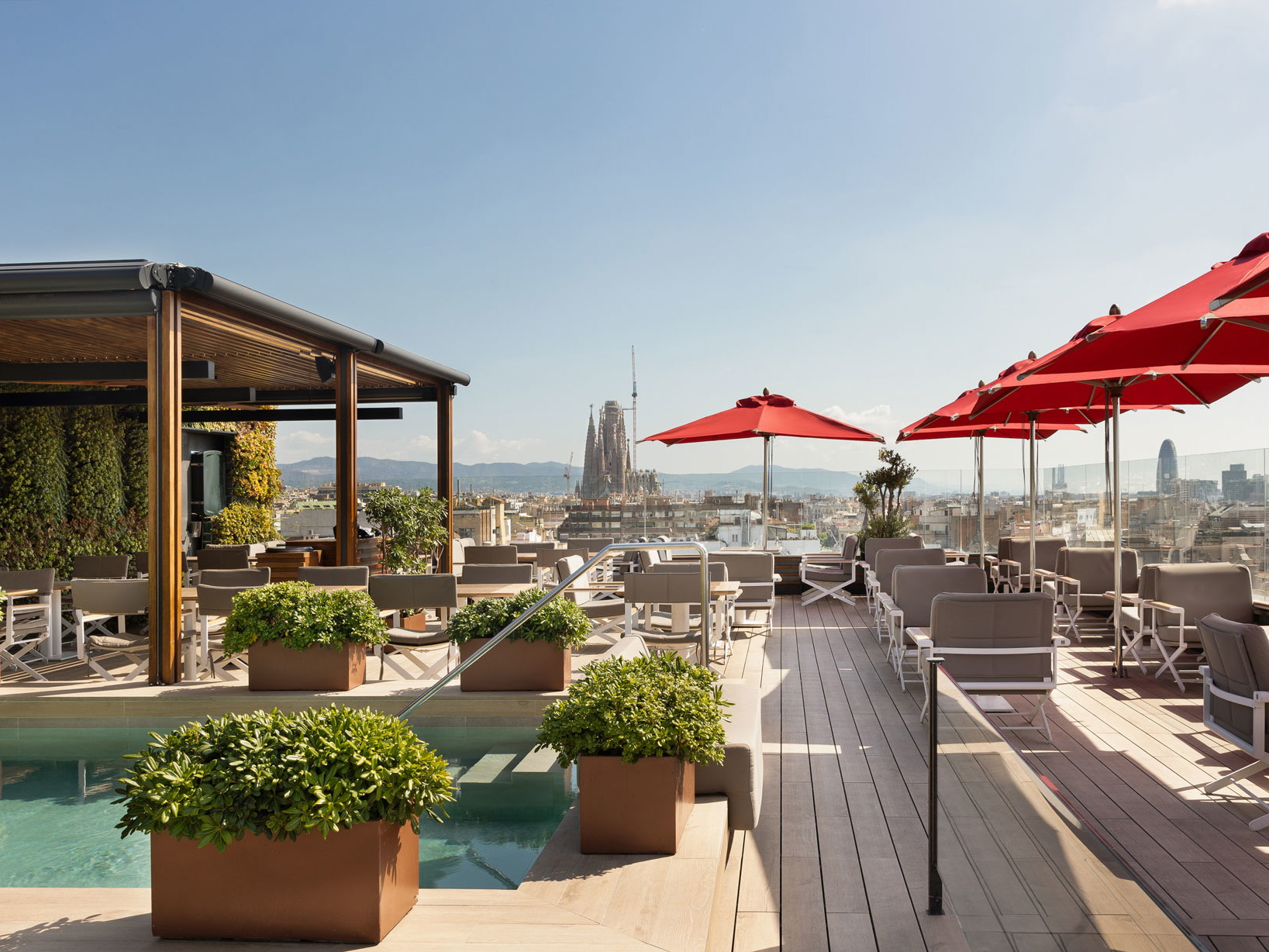 Auf der La Dolce Vitae Terrasse des Majestic Hotels gibt es neben Pool, Essen und Drinks auch einen erstklassigen Ausblick auf die Sagrada Família.