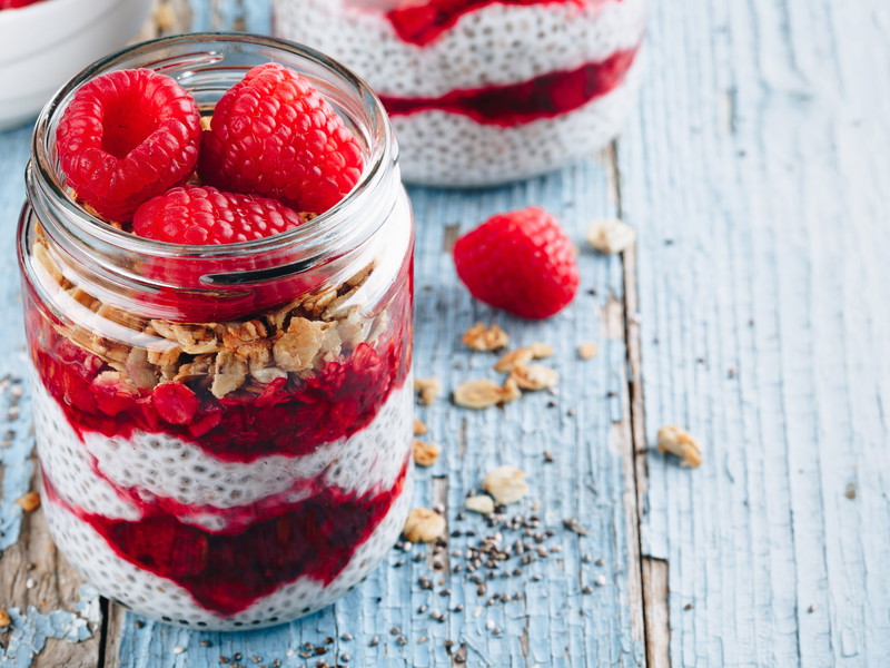 Die Overnight Oats mit Himbeeren präsentieren sich frisch und fruchtig.