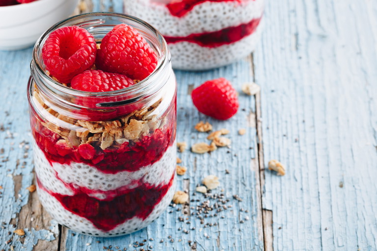 Die Overnight Oats mit Himbeeren präsentieren sich frisch und fruchtig.