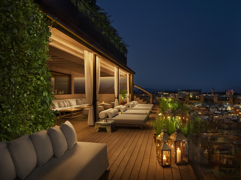 The Roof Lounge im EDITION Hotel in Barcelona hat ihre Türen täglich von 11 bis 24 Uhr geöffnet.

