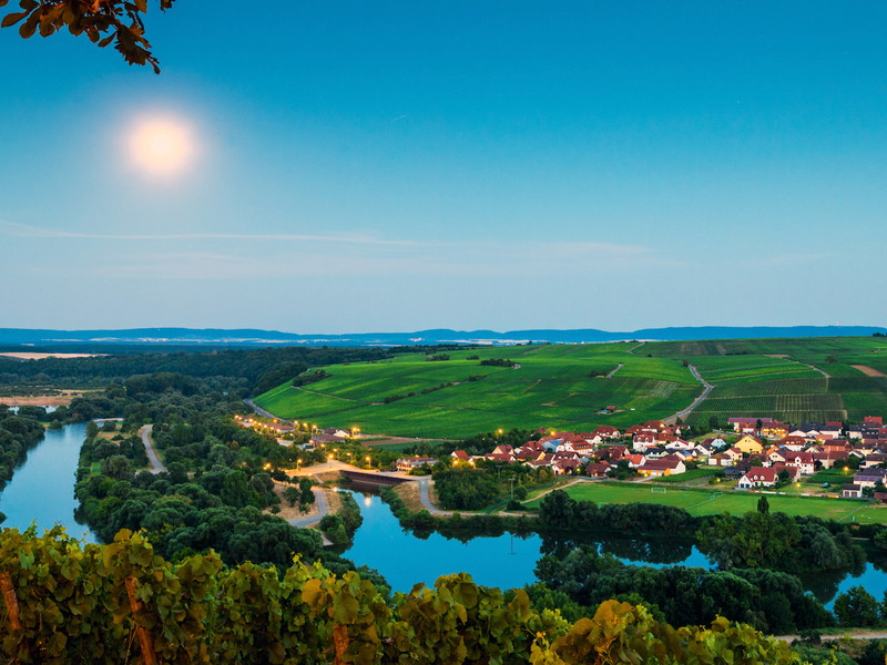 Direkt an der Mainschleife gelegen, bietet Volkach ideale Bedingungen für eine entspannte Kanutour auf dem Fluss.