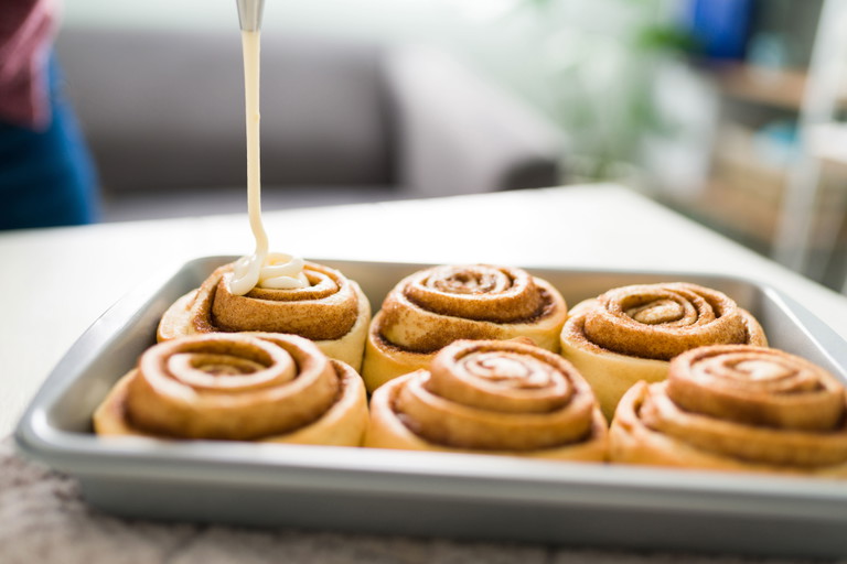 The icing on cinnamon buns does not always look as it should, often ending up too thin. The solution? Use milk instead of water.