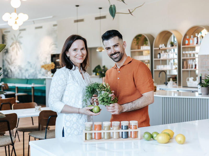 Gastgeberin Daniela Dörflinger Bruggeman und Lazaros Kapageoroglou