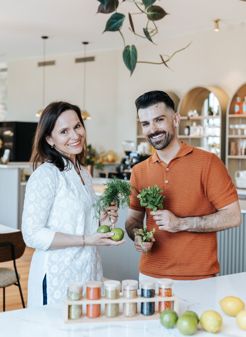 Gastgeberin Daniela Dörflinger Bruggeman und Lazaros Kapageoroglou 