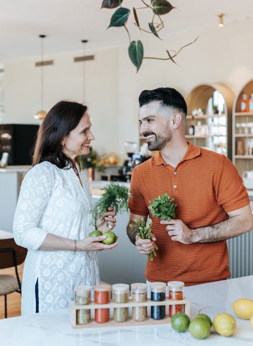 Gastgeberin Daniela Dörflinger Bruggeman und Lazaros Kapageoroglou 
