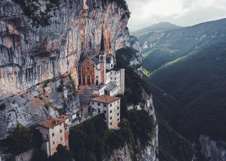 Madonna della Corona: Die berühmte Wallfahrtskirche auf dem Monte Baldo in Spiazzi wurde zum Teil in den Fels gebaut.