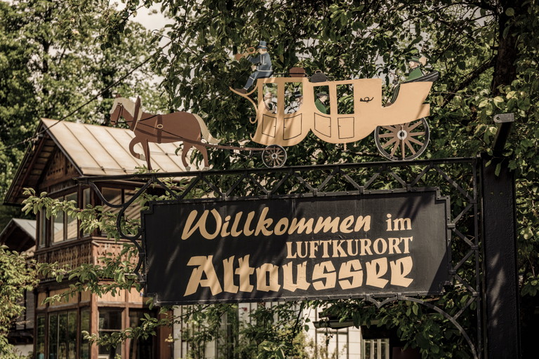 A historic plate welcomes visitors in Altaussee.