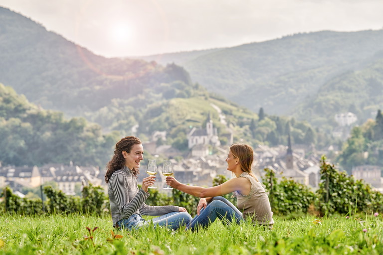 Eine idyllische Auszeit in den Weinbergen mit Blick auf Traben-Trarbach.
