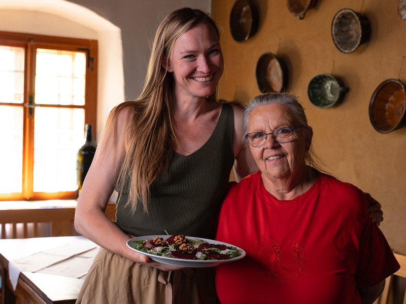 Familientradition im Buschenschank: Tamara Kögl und ihre Tante.