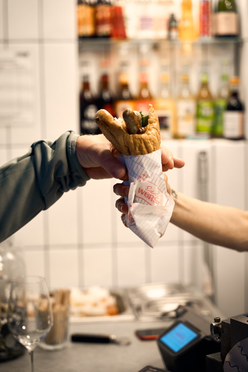 Bei »Extra Würstel« gab es als Tagesspecial ein »Banh Wü«