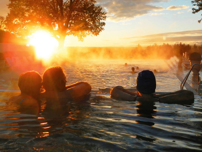 Heiße Quellen erinnern an den Vulkanismus, der die Landschaft in der Südoststeiermark einst mitgeprägt hat. Heute sind die Thermen gerade im Herbst beliebte Erholungsoasen.
