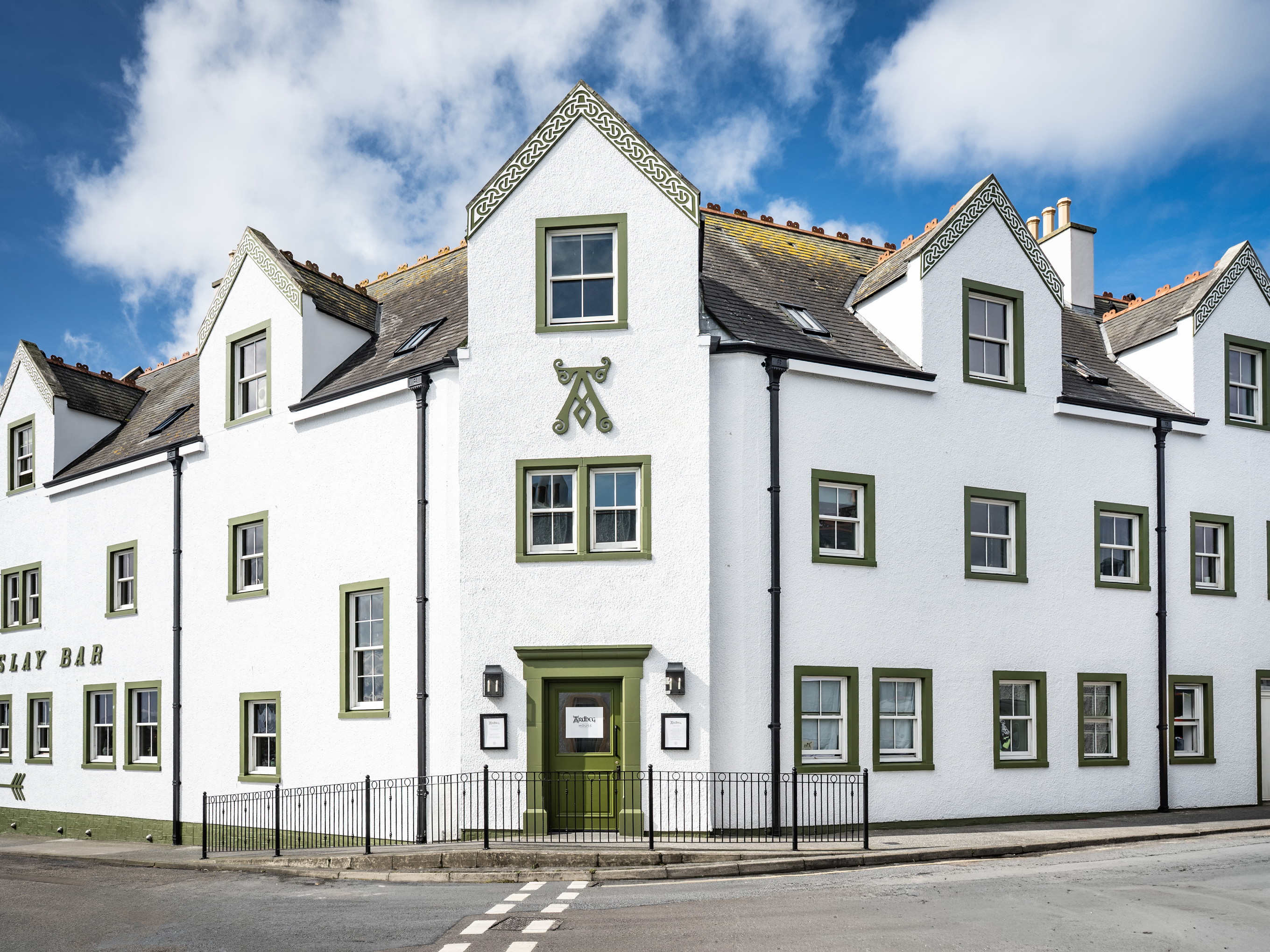 Das ehemalige »Islay Hotel« in Port Ellen erstrahlt seit September 2025 als »Ardbeg House« in neuem Glanz.