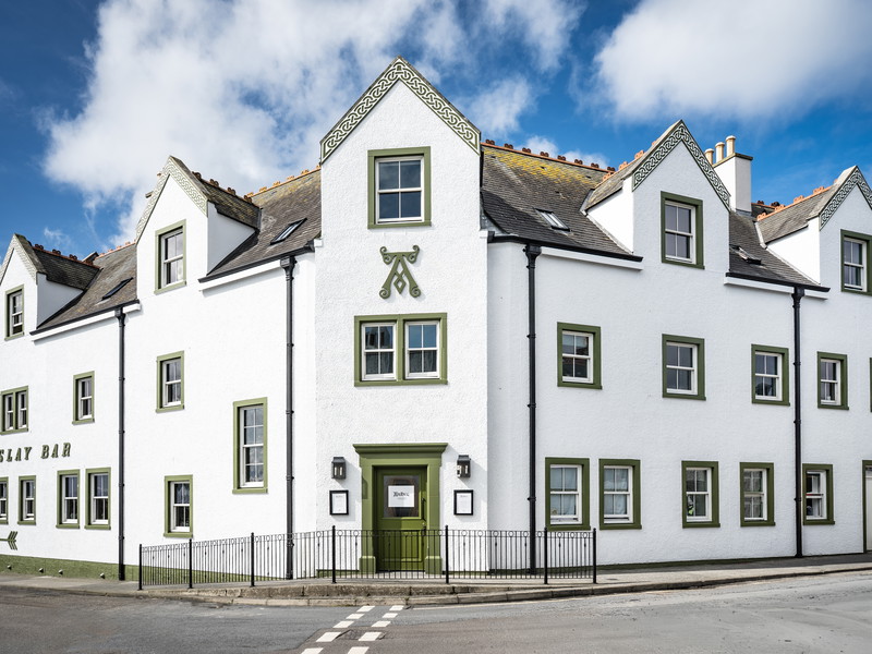 Das ehemalige »Islay Hotel« in Port Ellen erstrahlt seit September 2025 als »Ardbeg House« in neuem Glanz.