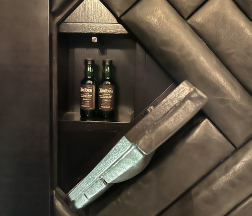 ... öffnet ein Geheimversteck mit zwei Ardbeg-Miniaturen.