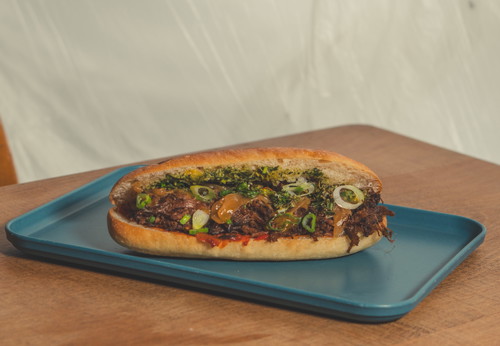 Das «Cartel» mit Bulgogi, Chimichurri und karamellisierten Zwiebeln.