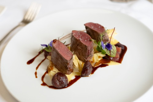 Hirschrückenfilet auf Schwarzwurzel-Kartoffelragout mit Pflaumen-Mandelchutney und Schokoladen-Barolojus.