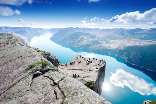 Eine Wanderung zum Preikestolen bei Stavanger eröffnet spektakuläre Ausblicke.