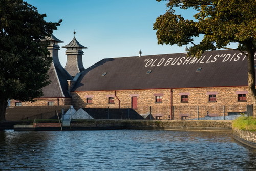 Die nordirische »Old Bushmills Distillery« ist die wahrscheinlich älteste noch aktive Brennerei der Welt. Ihre Lizenz stammt aus dem Jahr 1608 – seitdem ist sie ohne Unterbrechung in Betrieb.
