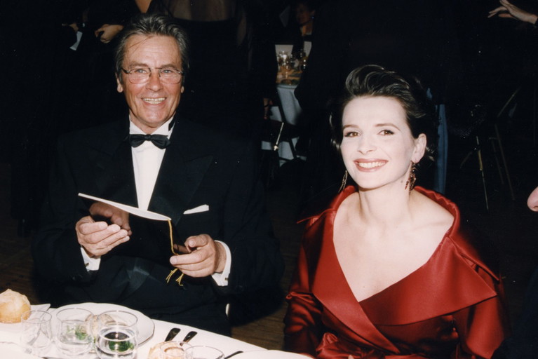Alain Delon und Juliette Binoche bei der Verleihung des Internationalen Rudolph-Valentino-Filmpreises im Dezember 1997 in Paris.