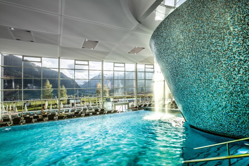 Während oben in den Bergen bereits der Winter erste Schneegrüße schickt, verwöhnt das »Tauern Spa« in Kaprun/Zell am See mit wohliger Wärme.