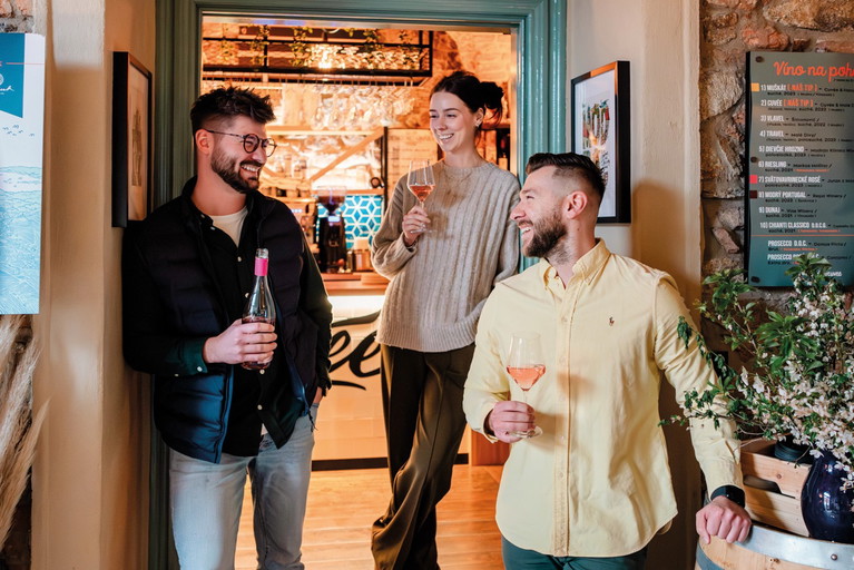 Die Geschwister Dominik und Filip Trusina und Barbora Trusinova betreiben gemeinsam das »Cuvée Wine Shop &amp; Coffee« in Modra.