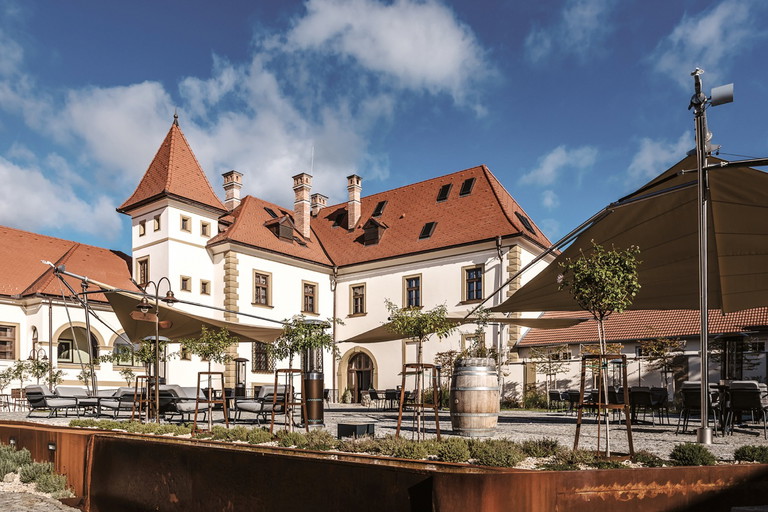 Das Schloss Pálffy ist Heimat des Weinguts Viajur, des Gourmetrestaurants »Arte« und einer Brauerei.