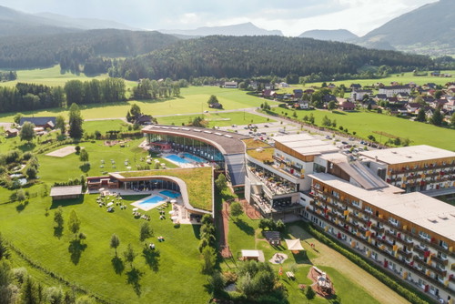 Im Herbst verwandelt sich die Umgebung des »Aldiana Club Salzkammergut« bei Bad Mitterndorf am Fuße des Grimmings in einen Farbkasten der Natur – zu bestaunen aus dem Liegestuhl der Therme.