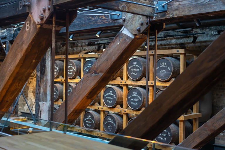 Nach dem Massensterben blieben lediglich vier Brennereien übrig, die Jamesons Bow Street Distillery (hier) sowie die Bushmills Distillery (oben) sind zwei davon.