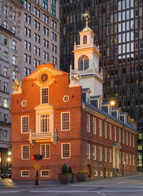 Das Old State House – ein Stück amerikanische Geschichte, das mitten im Trubel des modernen Boston weiterlebt.