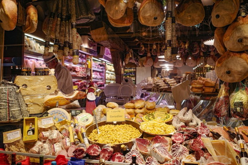 Wo man hinblickt, Üppigkeit – Bologna ist bekannt für seine Pastaspezialitäten wie für seine Delikatessen aus Schweinefleisch. 