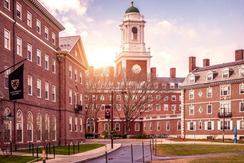 Die Harvard University ist für ihre akademische Exzellenz weltweit bekannt.