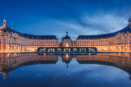 Der ikonische Place de La Bourse mit dem großen Reflexionsbecken samt Wasserspiel