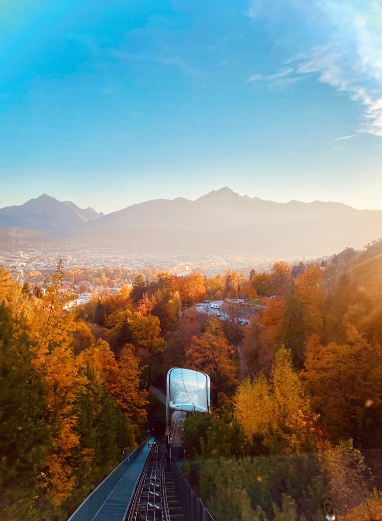 Bezaubernde Aussichten von der Hungerburgbahn aufs herbstliche Innsbruck.