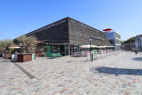 Die moderne Markthalle Les Halles de Bacalan gleich gegenüber des Museums