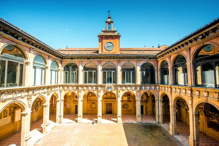 Hinter der Basilika San Petronio erstreckt sich die elegante Piazza Galvani, an der auch der Palazzo dell’Archiginnasio (hier) mit seinem sehenswerten Anatomieraum liegt.
