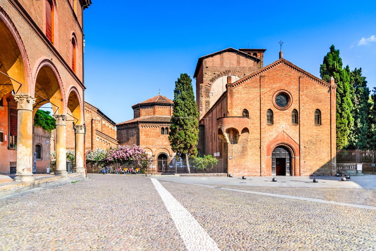 Die Basilika Santo Stefano wird auch »Sieben Kirchen« genannt, obwohl es heute nur mehr vier sind, in denen man sich gut verlieren kann. 