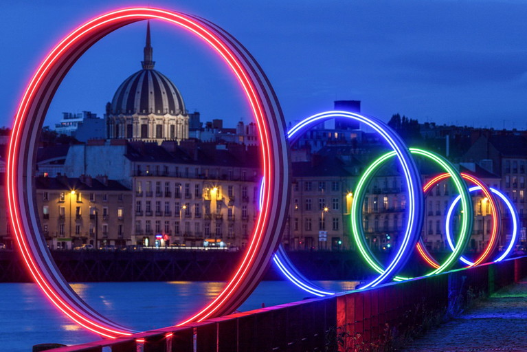 Notre-Dame de Bon-Port aus Daniel Burens »Les Anneaux« – eine Reihe von 18 nachts illuminierten Ringen.
