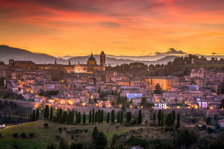 Urbino, Teil des UNESCO-Weltkulturerbes, ist Anziehungspunkt für Reisen-de mit Faible für Kunst und Kultur.