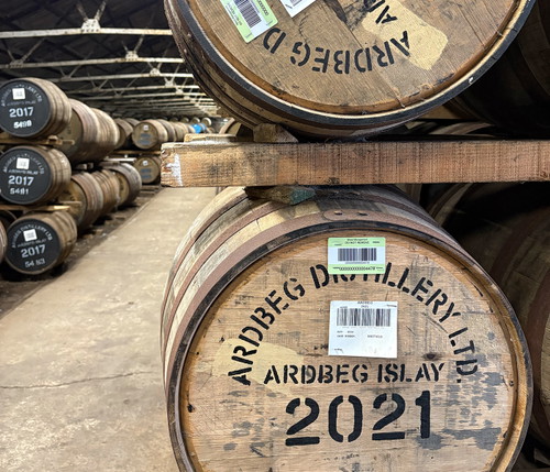 Im Ardbeg-Warehouse neben der Brennerei lassen sich exklusive Tastings erleben.