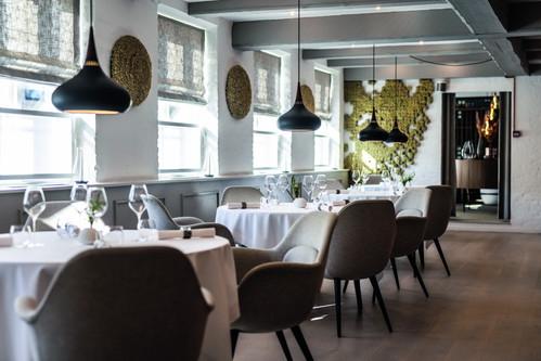2017 erfüllte sich Vildgaard den Traum vom eigenen Restaurant – mangels Budget nicht in der Feinschmecker-Hochburg Kopenhagen, sondern neun Kilometer außerhalb.