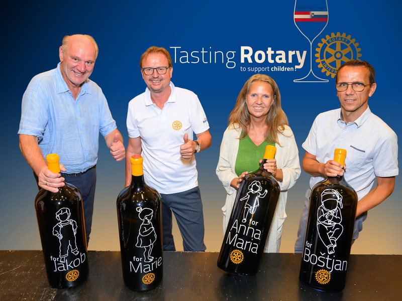 ( v.l ) Chocolatier Josef Zotter, Weinbauer Dietmar Silly, Affido-Geschäftsführerin Uli Reimerth und Obmann der slowenischen Pflegekinderorganisation Darko Krajnc.