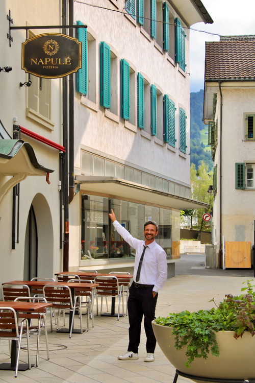 Lorenzo Grenga vor dem «Napulé» in Lachen