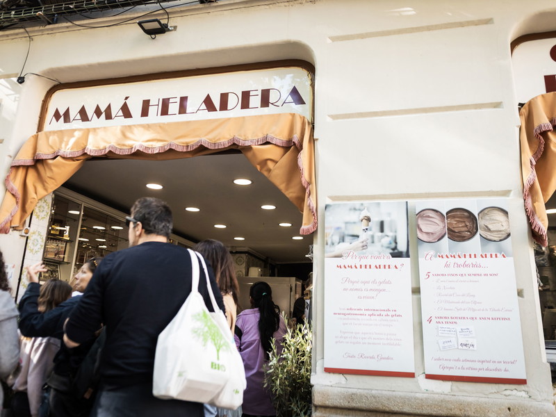 Unmistakable: the Mamá Heladera shop at Rambla del Poblenou 44. 