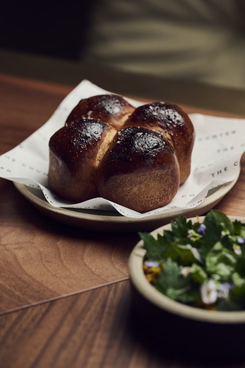 Milchbrot mit Kräutersalsa.