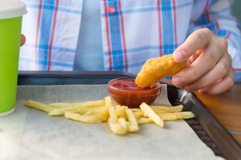 Zu Mittag wird in Schulen oft frittiertes oder manchmal einfach süßes Essen angeboten.