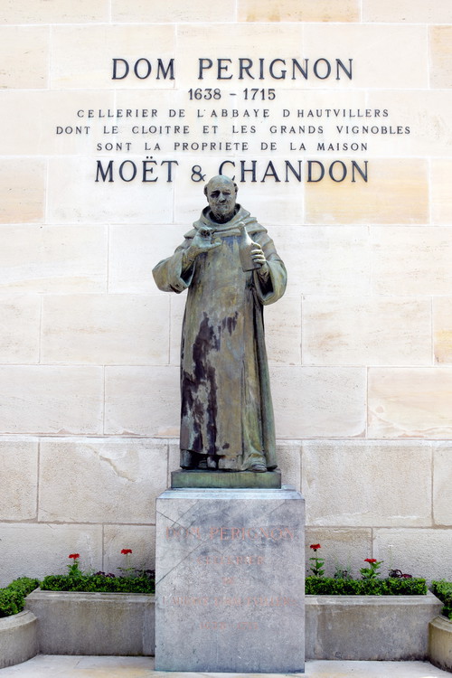 Mönch Dom Pérignon, dessen Statue heute das Kellereigebäude schmückt hatte da seinen Beitrag zur Perfektionierung der Méthode Champenoise schon geleistet.