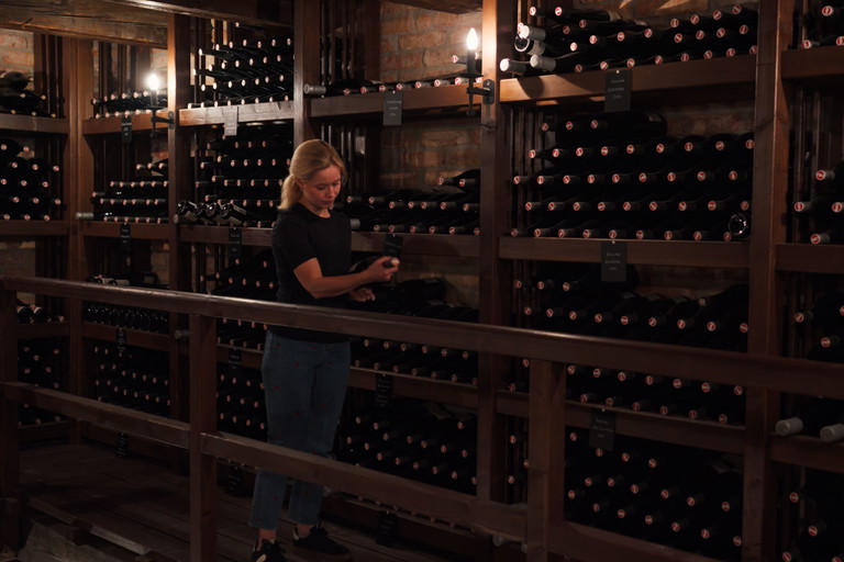 Gloria Eichinger in ihrer Weinbibliothek im »Weingut Eichinger«. 