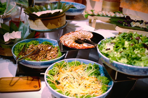 Sommerrollen, Papaya-Salat oder Bánh mì warten beim vietnamesischen Buffet in der Hegelgasse. 