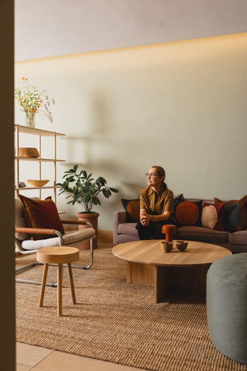 Der Lounge-Bereich ist mit stilvollen Vintage-Möbeln ausgestattet.